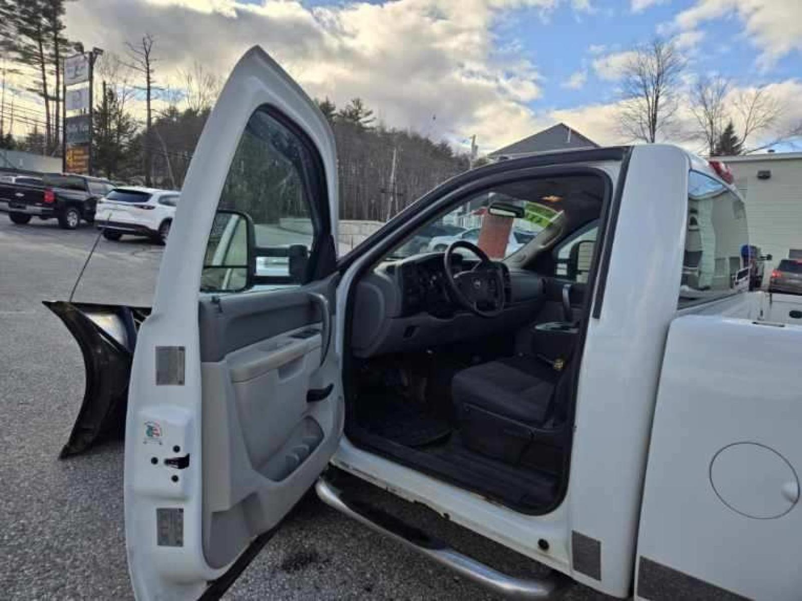 2014 white Chevrolet Silverado 3500 with an 6.0 engine, AUTOMATIC transmission, located at 27 Main St., Norway, MD, 04268, (207) 743-0900, 44.199795, -70.530807 - 2014 Chevy Silverado 3500 Reg Cab WT 6.0 Pw, Pl, Pm, A/C, 9.6 Fisher X-Stream V Staivles Plow 40k--------$28,995.00 - Photo #5